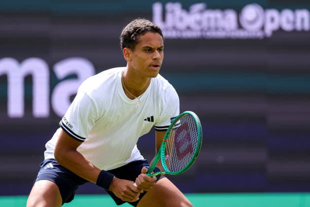 ROSMALEN, NETHERLANDS - JUNE 9: Gabriel Diallo of Canada waits for the ball to be served in his Men s Singles First Round match against Adrian Mannarino of France during Day 2 of the Libema Open Grass Court Championships at the Autotron on June 9, 2026 in Rosmalen, Netherlands.  Copyright: xRenexNijhuis MBxMediax