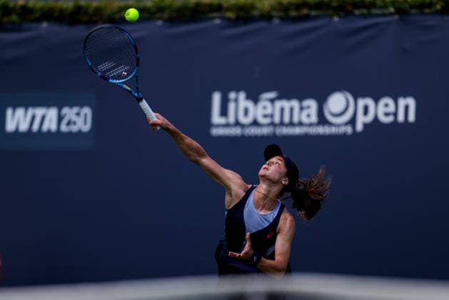 ROSMALEN, NETHERLANDS - JUNE 9: Zeynep Sonmez of Turkiye serves in her Women s Singles First Round match against Katie Volynets of the United States during Day 2 of the Libema Open Grass Court Championships at the Autotron on June 9, 2026 in Rosmalen, Netherlands.  Copyright: xRenexNijhuis MBxMediax