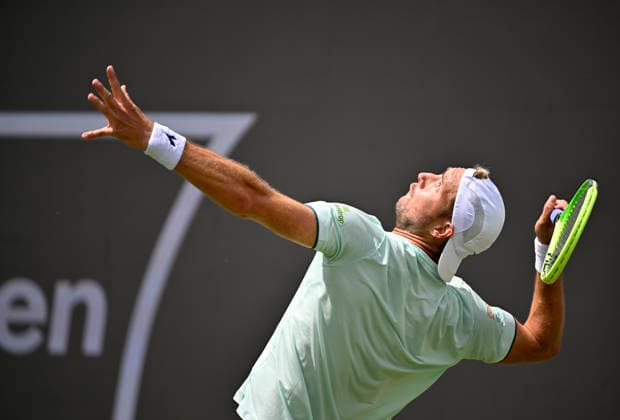 Jan-Lennard Struff (GER) Aktion Aufschlag Tennis Herren BOSS Open ATP, Tennis Herren 250 Stuttgart 2026 Weissenhof BOSS Open ATP 250 Stuttgart 2026