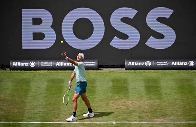 Jan-Lennard Struff (GER) Aktion Aufschlag im Hintergrund Bandenwerbung Logo BOSS Tennis Herren BOSS Open ATP, Tennis Herren 250 Stuttgart 2026 Weissenhof BOSS Open ATP 250 Stuttgart 2026