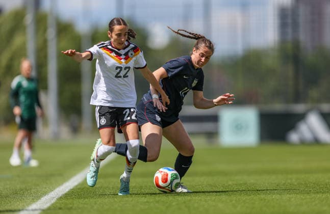 GER, Frankfurt, Deutschland U19 vs USA U19 Freundschaftsspiel, Fussball, DFB, Spielzeit 2025 2026, DFB-Campus, zweites Spiel im Bild v.l.: Emma Memminger (Deutschland U19 Frauen 22), Olivia Stafford (USA U19 Frauen 11) DFB DFL REGULATIONS PROHIBIT ANY USE OF PHOTOGRAPHS AS IMAGE SEQUENCES AND OR QUASI-VIDEO, 09.06.2026