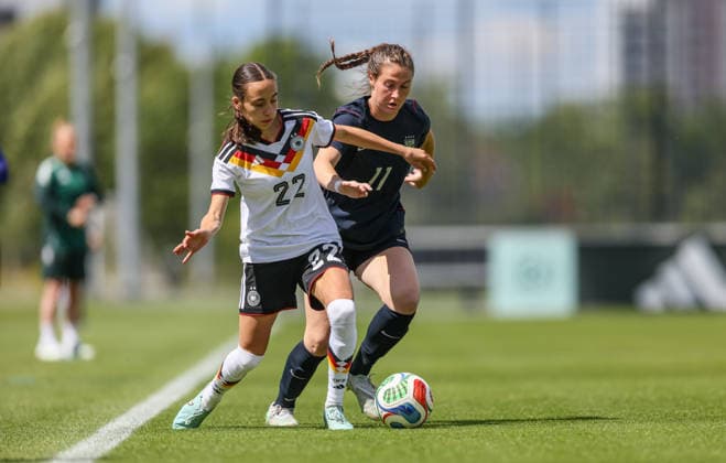 GER, Frankfurt, Deutschland U19 vs USA U19 Freundschaftsspiel, Fussball, DFB, Spielzeit 2025 2026, DFB-Campus, zweites Spiel im Bild v.l.: Emma Memminger (Deutschland U19 Frauen 22), Olivia Stafford (USA U19 Frauen 11) DFB DFL REGULATIONS PROHIBIT ANY USE OF PHOTOGRAPHS AS IMAGE SEQUENCES AND OR QUASI-VIDEO, 09.06.2026