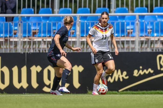 GER, Frankfurt, Deutschland U19 vs USA U19 Freundschaftsspiel, Fussball, DFB, Spielzeit 2025 2026, DFB-Campus, zweites Spiel im Bild v.l.: Hannah Jordan (USA U19 Frauen 20), Leni Marie Eggert (Deutschland U19 Frauen 11) DFB DFL REGULATIONS PROHIBIT ANY USE OF PHOTOGRAPHS AS IMAGE SEQUENCES AND OR QUASI-VIDEO, 09.06.2026