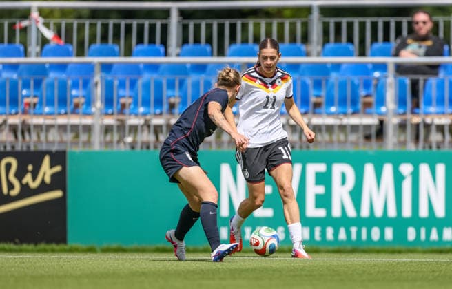GER, Frankfurt, Deutschland U19 vs USA U19 Freundschaftsspiel, Fussball, DFB, Spielzeit 2025 2026, DFB-Campus, zweites Spiel im Bild v.l.: Hannah Jordan (USA U19 Frauen 20), Leni Marie Eggert (Deutschland U19 Frauen 11) DFB DFL REGULATIONS PROHIBIT ANY USE OF PHOTOGRAPHS AS IMAGE SEQUENCES AND OR QUASI-VIDEO, 09.06.2026
