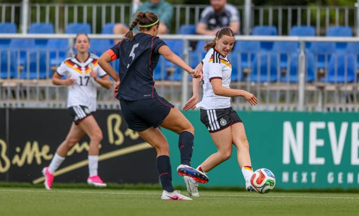 GER, Frankfurt, Deutschland U19 vs USA U19 Freundschaftsspiel, Fussball, DFB, Spielzeit 2025 2026, DFB-Campus, zweites Spiel im Bild v.l.: Pearl Cecil (USA U19 Frauen 5), Zoe Schick (Deutschland U19 Frauen 7) DFB DFL REGULATIONS PROHIBIT ANY USE OF PHOTOGRAPHS AS IMAGE SEQUENCES AND OR QUASI-VIDEO, 09.06.2026