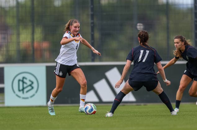 GER, Frankfurt, Deutschland U19 vs USA U19 Freundschaftsspiel, Fussball, DFB, Spielzeit 2025 2026, DFB-Campus, zweites Spiel im Bild v.l.: Lina Szaraz (Deutschland U19 Frauen 4), Olivia Stafford (USA U19 Frauen 11) DFB DFL REGULATIONS PROHIBIT ANY USE OF PHOTOGRAPHS AS IMAGE SEQUENCES AND OR QUASI-VIDEO, 09.06.2026
