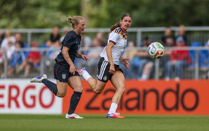 GER, Frankfurt, Deutschland U19 vs USA U19 Freundschaftsspiel, Fussball, DFB, Spielzeit 2025 2026, DFB-Campus, zweites Spiel im Bild v.l.: Hannah Jordan (USA U19 Frauen 20), Leni Marie Eggert (Deutschland U19 Frauen 11) DFB DFL REGULATIONS PROHIBIT ANY USE OF PHOTOGRAPHS AS IMAGE SEQUENCES AND OR QUASI-VIDEO, 09.06.2026