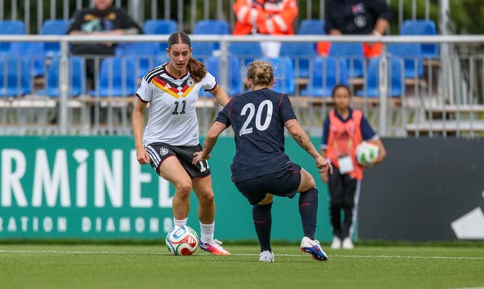 GER, Frankfurt, Deutschland U19 vs USA U19 Freundschaftsspiel, Fussball, DFB, Spielzeit 2025 2026, DFB-Campus, zweites Spiel im Bild v.l.: Leni Marie Eggert (Deutschland U19 Frauen 11), Hannah Jordan (USA U19 Frauen 20) DFB DFL REGULATIONS PROHIBIT ANY USE OF PHOTOGRAPHS AS IMAGE SEQUENCES AND OR QUASI-VIDEO, 09.06.2026