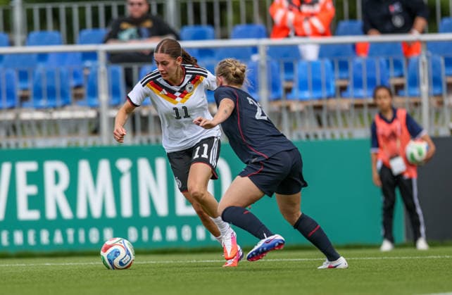 GER, Frankfurt, Deutschland U19 vs USA U19 Freundschaftsspiel, Fussball, DFB, Spielzeit 2025 2026, DFB-Campus, zweites Spiel im Bild v.l.: Leni Marie Eggert (Deutschland U19 Frauen 11), Hannah Jordan (USA U19 Frauen 20) DFB DFL REGULATIONS PROHIBIT ANY USE OF PHOTOGRAPHS AS IMAGE SEQUENCES AND OR QUASI-VIDEO, 09.06.2026