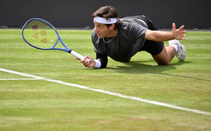 Alexis Galarneau (CAN) Aktion am Boden Gestik Geste Tennis Herren BOSS Open ATP, Tennis Herren 250 Stuttgart 2026 Weissenhof BOSS Open ATP 250 Stuttgart 2026