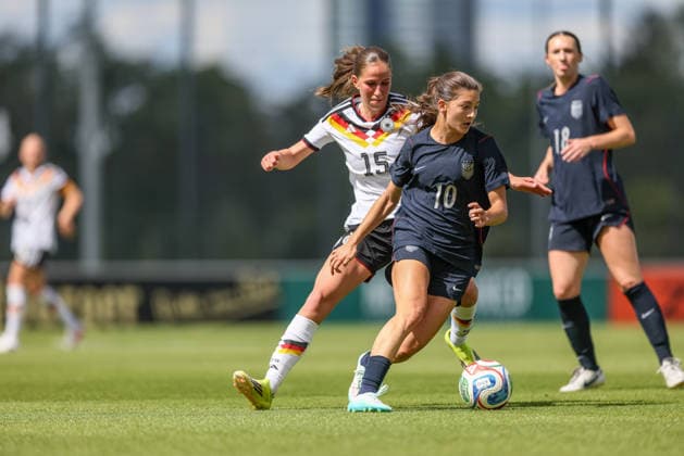 GER, Frankfurt, Deutschland U19 vs USA U19 Freundschaftsspiel, Fussball, DFB, Spielzeit 2025 2026, DFB-Campus, zweites Spiel im Bild v.l.: Maj Schneider (Deutschland U19 Frauen 15), Ashlyn Puerta (USA U19 Frauen 10) DFB DFL REGULATIONS PROHIBIT ANY USE OF PHOTOGRAPHS AS IMAGE SEQUENCES AND OR QUASI-VIDEO, 09.06.2026