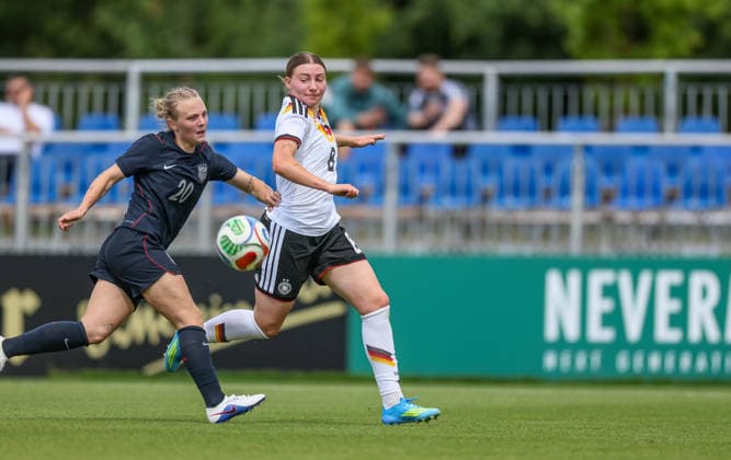GER, Frankfurt, Deutschland U19 vs USA U19 Freundschaftsspiel, Fussball, DFB, Spielzeit 2025 2026, DFB-Campus, zweites Spiel im Bild v.l.: Hannah Jordan (USA U19 Frauen 20), Tessa Zimmermann (Deutschland U19 Frauen 8) DFB DFL REGULATIONS PROHIBIT ANY USE OF PHOTOGRAPHS AS IMAGE SEQUENCES AND OR QUASI-VIDEO, 09.06.2026