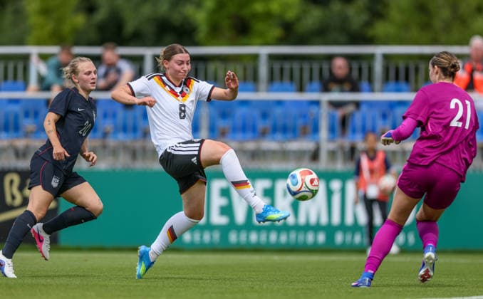 GER, Frankfurt, Deutschland U19 vs USA U19 Freundschaftsspiel, Fussball, DFB, Spielzeit 2025 2026, DFB-Campus, zweites Spiel im Bild v.l.: Hannah Jordan (USA U19 Frauen 20), Tessa Zimmermann (Deutschland U19 Frauen 8) DFB DFL REGULATIONS PROHIBIT ANY USE OF PHOTOGRAPHS AS IMAGE SEQUENCES AND OR QUASI-VIDEO, 09.06.2026