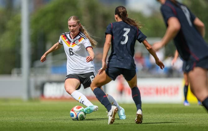 GER, Frankfurt, Deutschland U19 vs USA U19 Freundschaftsspiel, Fussball, DFB, Spielzeit 2025 2026, DFB-Campus, zweites Spiel im Bild v.l.: Marie Gmeineder (Deutschland U19 Frauen 6), Bella Devey (USA U19 Frauen 3) DFB DFL REGULATIONS PROHIBIT ANY USE OF PHOTOGRAPHS AS IMAGE SEQUENCES AND OR QUASI-VIDEO, 09.06.2026