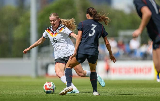 GER, Frankfurt, Deutschland U19 vs USA U19 Freundschaftsspiel, Fussball, DFB, Spielzeit 2025 2026, DFB-Campus, zweites Spiel im Bild v.l.: Marie Gmeineder (Deutschland U19 Frauen 6), Bella Devey (USA U19 Frauen 3) DFB DFL REGULATIONS PROHIBIT ANY USE OF PHOTOGRAPHS AS IMAGE SEQUENCES AND OR QUASI-VIDEO, 09.06.2026