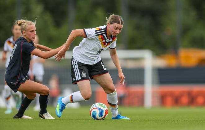 GER, Frankfurt, Deutschland U19 vs USA U19 Freundschaftsspiel, Fussball, DFB, Spielzeit 2025 2026, DFB-Campus, zweites Spiel im Bild v.l.: Gracie Milam (USA U19 Frauen 14), Tessa Zimmermann (Deutschland U19 Frauen 8) DFB DFL REGULATIONS PROHIBIT ANY USE OF PHOTOGRAPHS AS IMAGE SEQUENCES AND OR QUASI-VIDEO, 09.06.2026