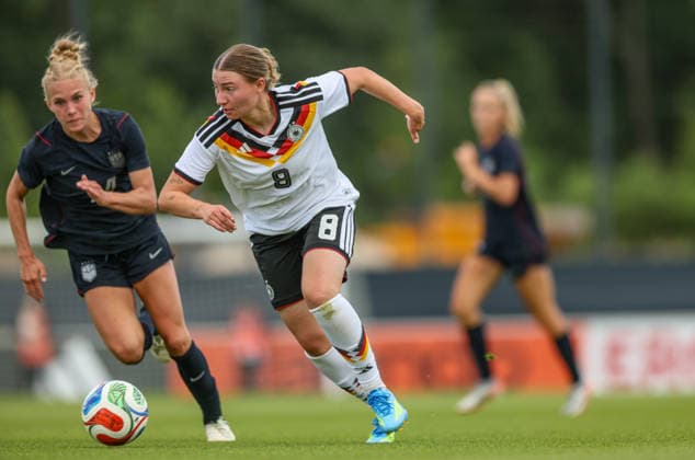 GER, Frankfurt, Deutschland U19 vs USA U19 Freundschaftsspiel, Fussball, DFB, Spielzeit 2025 2026, DFB-Campus, zweites Spiel im Bild v.l.: Gracie Milam (USA U19 Frauen 14), Tessa Zimmermann (Deutschland U19 Frauen 8) DFB DFL REGULATIONS PROHIBIT ANY USE OF PHOTOGRAPHS AS IMAGE SEQUENCES AND OR QUASI-VIDEO, 09.06.2026