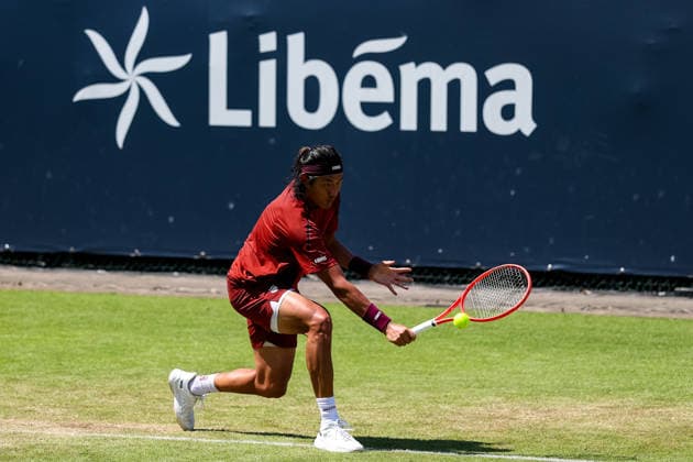 ROSMALEN, NETHERLANDS - JUNE 9: Zhizhen Zhang of China plays a backhand in his Men s Singles First Round match against Jenson Brooksby of the United States during Day 2 of the Libema Open Grass Court Championships at the Autotron on June 9, 2026 in Rosmalen, Netherlands.  Copyright: xRenexNijhuis MBxMediax