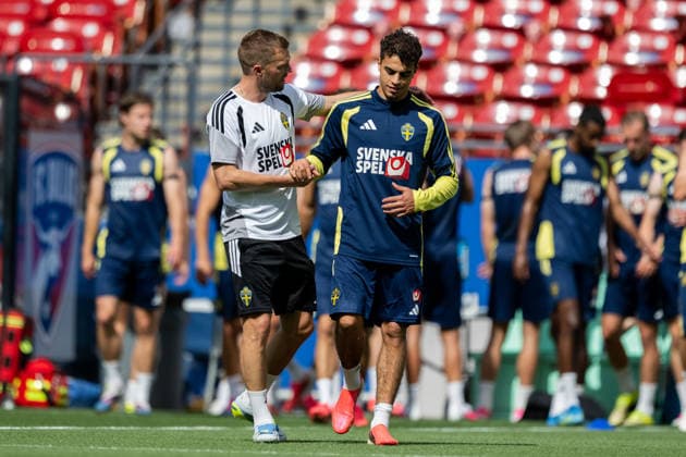 260609 Assistant coach Sebastian Larsson and Yasin Ayari of the Swedish national football team at a training session during day -2 of the FIFA World Cup, WM, Weltmeisterschaft, Fussball 2026 on June 9, 2026 in Dallas. Photo: Petter Arvidson BILDBYRAN kod PA PA1225 fotboll football soccer fotball vm fotbolls-vm fotball-vm fotbolls-vm 2026 fifa world cup 2026 träning practice training sverige sweden sverige a day -2 bbeng
