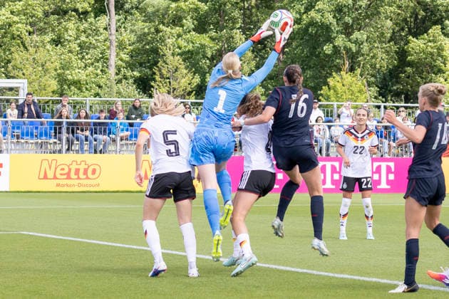 U19 Frauen Testspiel: Deutschland - USA, 09.06.2026 Janne Krumme (Deutschland U19 1) fängt den ball ab & Luzie Zähringer (Deutschland U19 5) & Jordyn Hardeman (USA U19 16), Deutschland - USA, Rodgau, Maingau-Energie-Stadion Am Weichsee , 9.6.2026