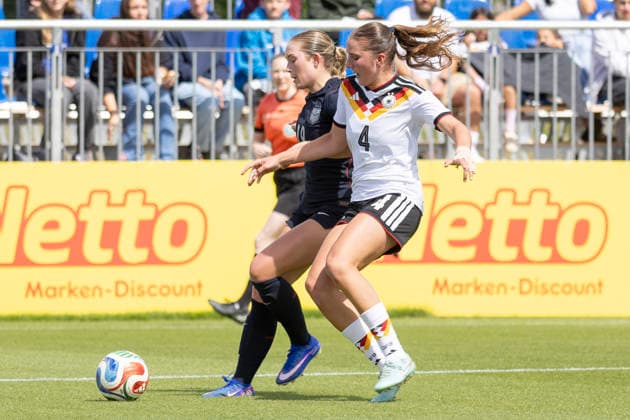 U19 Frauen Testspiel: Deutschland - USA, 09.06.2026 Lauren Malsom (USA U19 19) & Lina Szaraz (Deutschland U19 4) im uzweikmapf um den Ball, Deutschland - USA, Rodgau, Maingau-Energie-Stadion Am Weichsee , 9.6.2026