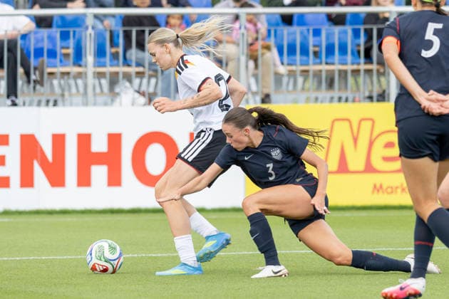 U19 Frauen Testspiel: Deutschland - USA, 09.06.2026 Bella Devey (USA U19 3) & Julia Schiffarth (Deutschland U19 21) im zweikampf um den Ball, Deutschland - USA, Rodgau, Maingau-Energie-Stadion Am Weichsee , 9.6.2026