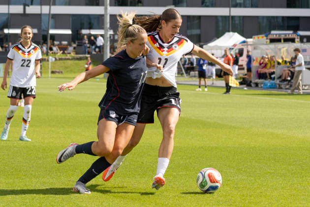 U19 Frauen Testspiel: Deutschland - USA, 09.06.2026 Kylie Maxwell (USA U19 17) & Leni Marie Eggert (Deutschland U19 11) im zweikmapf um den Ball, Deutschland - USA, Rodgau, Maingau-Energie-Stadion Am Weichsee , 9.6.2026