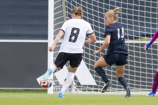 U19 Frauen Testspiel: Deutschland - USA, 09.06.2026 ,d8. schießt den Ball aufs Tor, Deutschland - USA, Rodgau, Maingau-Energie-Stadion Am Weichsee , 9.6.2026