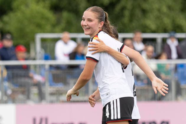 U19 Frauen Testspiel: Deutschland - USA, 09.06.2026 Lina Szaraz (Deutschland U19 4) freut sich über ihren Treffer ihr Tor zum 1:0, Deutschland - USA, Rodgau, Maingau-Energie-Stadion Am Weichsee , 9.6.2026