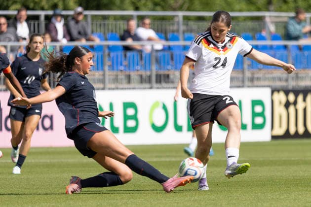 U19 Frauen Testspiel: Deutschland - USA, 09.06.2026 Edra Bello (USA U19 4) im Zweikampf mit einer Grätsche gegen Elira Terakaj (Deutschland U19 24) am Ball, Deutschland - USA, Rodgau, Maingau-Energie-Stadion Am Weichsee , 9.6.2026