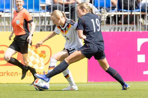 U19 Frauen Testspiel: Deutschland - USA, 09.06.2026 Luzie Zähringer (Deutschland U19 5) & Lauren Malsom (USA U19 19) im zweikmapf um den Ball, Deutschland - USA, Rodgau, Maingau-Energie-Stadion Am Weichsee , 9.6.2026