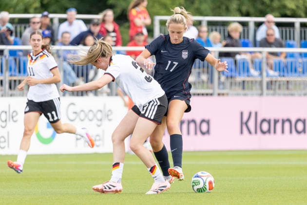 U19 Frauen Testspiel: Deutschland - USA, 09.06.2026 Lenelotte Müller (Deutschland U19 3) & Kylie Maxwell (USA U19 17) im Zweikampf u mden Ball, Deutschland - USA, Rodgau, Maingau-Energie-Stadion Am Weichsee , 9.6.2026