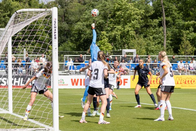 U19 Frauen Testspiel: Deutschland - USA, 09.06.2026 Janne Krumme (Deutschland U19 1) versucht an den ball zu kommen, Deutschland - USA, Rodgau, Maingau-Energie-Stadion Am Weichsee , 9.6.2026