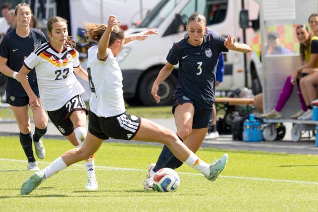 U19 Frauen Testspiel: Deutschland - USA, 09.06.2026 Lina Szaraz (Deutschland U19 4) grätscht Richtung Ball von Bella Devey (USA U19 3), Deutschland - USA, Rodgau, Maingau-Energie-Stadion Am Weichsee , 9.6.2026