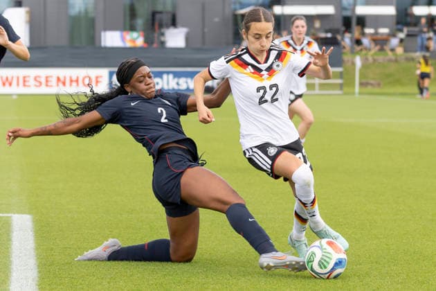 U19 Frauen Testspiel: Deutschland - USA, 09.06.2026 Jaida McGrew (USA U19 2) mit einer Grätsche bei Emma Memminger (Deutschland U19 22) am Ball, Deutschland - USA, Rodgau, Maingau-Energie-Stadion Am Weichsee , 9.6.2026