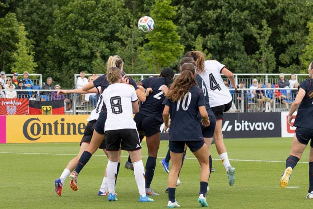 U19 Frauen Testspiel: Deutschland - USA, 09.06.2026 Lina Szaraz (Deutschland U19 4) köpft den Ball ins Tor zum 1:0, &Jaida McGrew (USA U19 2) & Ashlyn Puerta (USA U19 10) & Tessa Zimmermann (Deutschland U19 8), Deutschland - USA, Rodgau, Maingau-Energie-Stadion Am Weichsee , 9.6.2026
