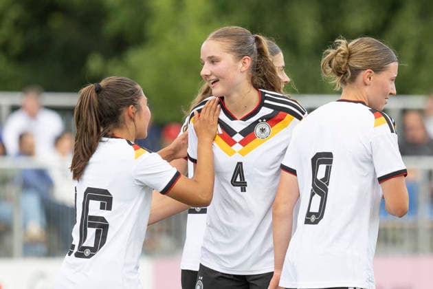 U19 Frauen Testspiel: Deutschland - USA, 09.06.2026 Paula Rintzner (Deutschland U19 16) gratuliert Lina Szaraz (Deutschland U19 4) zu Tor Treffer zum 1:0 & ,d8., Deutschland - USA, Rodgau, Maingau-Energie-Stadion Am Weichsee , 9.6.2026