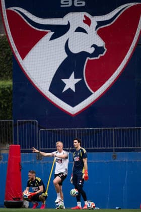 260609 Goalkeeper Viktor Johansson, goalkeeper coach Linus Kandolin and goalkeeper Jacob Widell Zetterström of the Swedish national football team at a training session during day -2 of the FIFA World Cup, WM, Weltmeisterschaft, Fussball 2026 on June 9, 2026 in Dallas. Photo: Petter Arvidson BILDBYRAN kod PA PA1225 fotboll football soccer fotball vm fotbolls-vm fotball-vm fotbolls-vm 2026 fifa world cup 2026 träning practice training sverige sweden sverige a day -2 bbeng