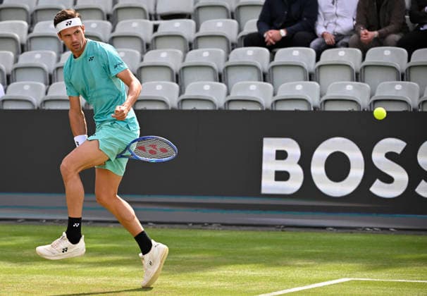 Daniel Altmaier (GER) Aktion schiesst Ball durch eigene Beine Beinschuss Tennis Herren BOSS Open ATP, Tennis Herren 250 Stuttgart 2026 Weissenhof BOSS Open ATP 250 Stuttgart 2026