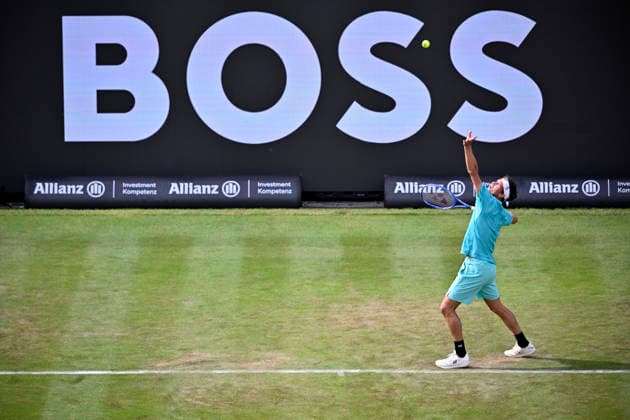 Daniel Altmaier (GER) Aktion Aufschlag im Hintergrund Bandenwerbung Logo BODD Tennis Herren BOSS Open ATP, Tennis Herren 250 Stuttgart 2026 Weissenhof BOSS Open ATP 250 Stuttgart 2026