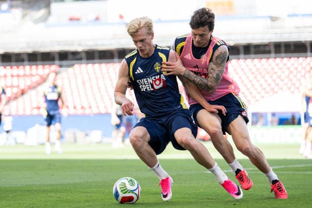 260609 Lucas Bergvall and Victor Nilsson Lindelöf of the Swedish national football team at a training session during day -2 of the FIFA World Cup, WM, Weltmeisterschaft, Fussball 2026 on June 9, 2026 in Dallas. Photo: Petter Arvidson BILDBYRAN kod PA PA1225 fotboll football soccer fotball vm fotbolls-vm fotball-vm fotbolls-vm 2026 fifa world cup 2026 träning practice training sverige sweden sverige a day -2 bbeng