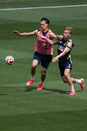 260609 Hjalmar Ekdal and Daniel Svensson of the Swedish national football team at a training session during day -2 of the FIFA World Cup, WM, Weltmeisterschaft, Fussball 2026 on June 9, 2026 in Dallas. Photo: Petter Arvidson BILDBYRAN kod PA PA1225 fotboll football soccer fotball vm fotbolls-vm fotball-vm fotbolls-vm 2026 fifa world cup 2026 träning practice training sverige sweden sverige a day -2 bbeng