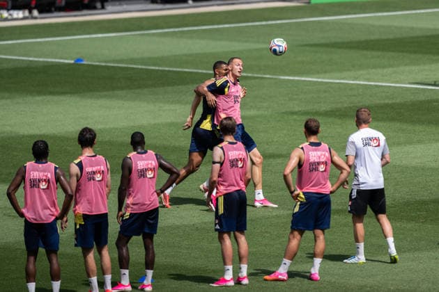 260609 Isak Hien and Gustaf Nilsson of the Swedish national football team at a training session during day -2 of the FIFA World Cup, WM, Weltmeisterschaft, Fussball 2026 on June 9, 2026 in Dallas. Photo: Petter Arvidson BILDBYRAN kod PA PA1225 fotboll football soccer fotball vm fotbolls-vm fotball-vm fotbolls-vm 2026 fifa world cup 2026 träning practice training sverige sweden sverige a day -2 bbeng