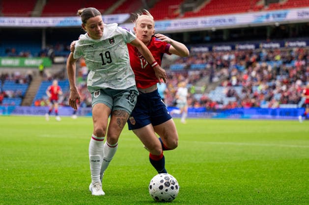 260609 Verena Hanshaw of Austria and Thea Bjelde of Norway during the FIFA Women s World Cup Qualifier football match between Norway and Austria on June 9, 2026 in Oslo. Photo: Marius Simensen BILDBYRAN COP 238 MM0070 bbeng fotball soccer football fotboll FIFA World Cup, WM, Weltmeisterschaft, Fussball qualifiers vm-kvalifisering kvinner vm kvalik landskamp dam norge norway austria osterrike