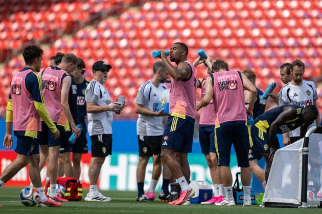 260609 Isak Hien of the Swedish national football team at a training session during day -2 of the FIFA World Cup, WM, Weltmeisterschaft, Fussball 2026 on June 9, 2026 in Dallas. Photo: Petter Arvidson BILDBYRAN kod PA PA1225 fotboll football soccer fotball vm fotbolls-vm fotball-vm fotbolls-vm 2026 fifa world cup 2026 träning practice training sverige sweden sverige a day -2 bbeng cooling break