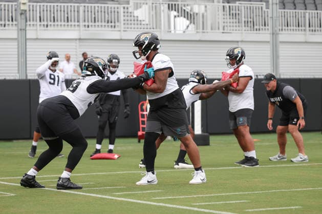 JACKSONVILLE, FL - JUNE 09: Jacksonville Jaguars defensive lineman Ruke Orhorhoro (99) and Jacksonville Jaguars defensive tackle Jalen Hunt (96) work on a drill during Minicamp on June 9, 2026 at Miller Electric Center in Jacksonville, Fl. (Photo by David Rosenblum Icon Sportswire) NFL, American Football Herren, USA JUN 09 Jacksonville Jaguars Minicamp EDITORIAL USE ONLY Icon260609160890