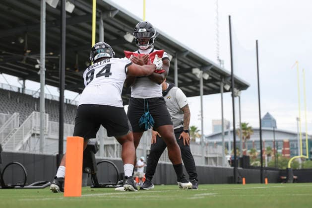 JACKSONVILLE, FL - JUNE 09: Jacksonville Jaguars defensive lineman T.J. Bollers (94) and Jacksonville Jaguars defensive end Josh Hines-Allen (41) work on a drill during Minicamp on June 9, 2026 at Miller Electric Center in Jacksonville, Fl. (Photo by David Rosenblum Icon Sportswire) NFL, American Football Herren, USA JUN 09 Jacksonville Jaguars Minicamp EDITORIAL USE ONLY Icon260609160932
