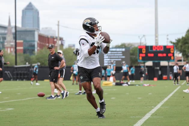 JACKSONVILLE, FL - JUNE 09: Jacksonville Jaguars safety Rayuan Lane III (25) catches a ball during Minicamp on June 9, 2026 at Miller Electric Center in Jacksonville, Fl. (Photo by David Rosenblum Icon Sportswire) NFL, American Football Herren, USA JUN 09 Jacksonville Jaguars Minicamp EDITORIAL USE ONLY Icon260609161028