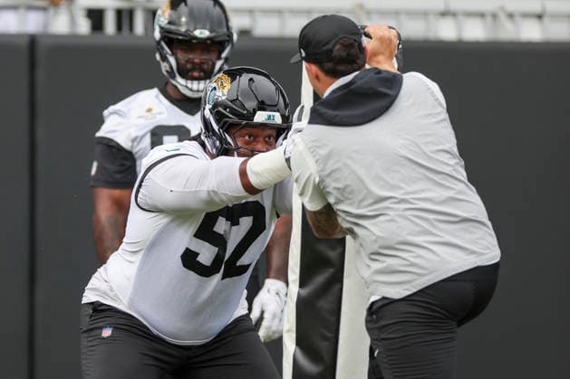 JACKSONVILLE, FL - JUNE 09: Jacksonville Jaguars defensive tackle Davon Hamilton (52) works on a drill during Minicamp on June 9, 2026 at Miller Electric Center in Jacksonville, Fl. (Photo by David Rosenblum Icon Sportswire) NFL, American Football Herren, USA JUN 09 Jacksonville Jaguars Minicamp EDITORIAL USE ONLY Icon260609161078