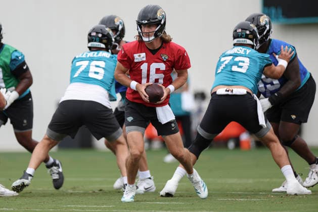 JACKSONVILLE, FL - JUNE 09: Jacksonville Jaguars quarterback Trevor Lawrence (16) works on a drill during Minicamp on June 9, 2026 at Miller Electric Center in Jacksonville, Fl. (Photo by David Rosenblum Icon Sportswire) NFL, American Football Herren, USA JUN 09 Jacksonville Jaguars Minicamp EDITORIAL USE ONLY Icon260609161203